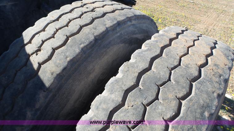 image for item L6515 2001 Mack CX613 semi truck