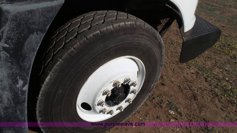 image for item L6515 2001 Mack CX613 semi truck