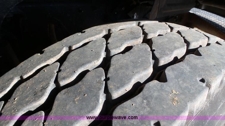 image for item L6515 2001 Mack CX613 semi truck