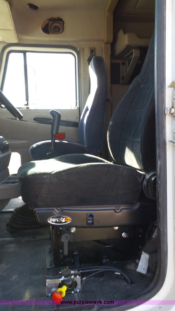 image for item L6515 2001 Mack CX613 semi truck