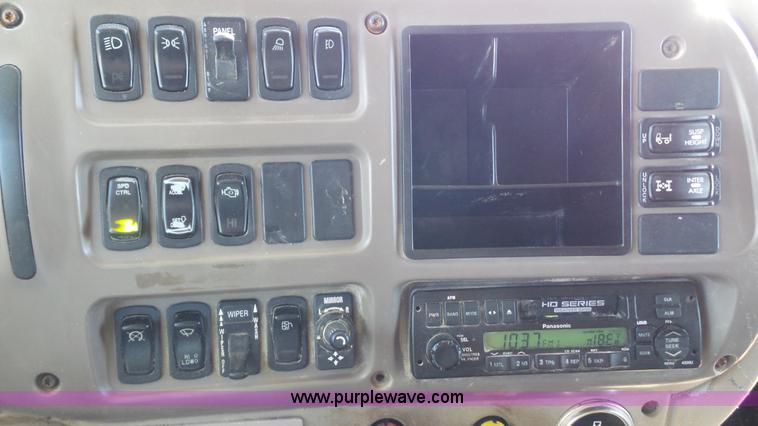 image for item L6515 2001 Mack CX613 semi truck