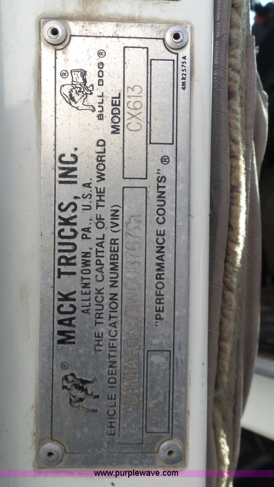 image for item L6515 2001 Mack CX613 semi truck