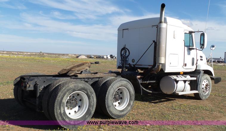 image for item L6516 2001 Mack CX613 semi truck