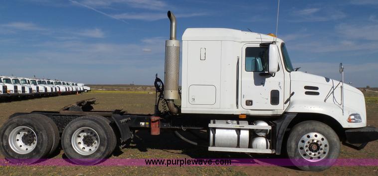 image for item L6516 2001 Mack CX613 semi truck