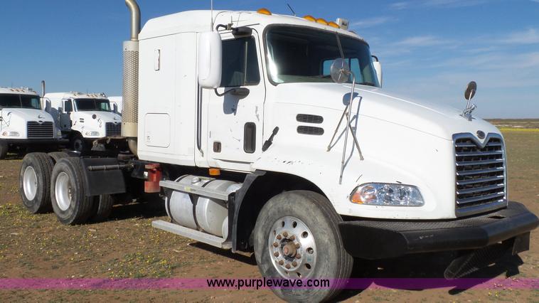 image for item L6516 2001 Mack CX613 semi truck