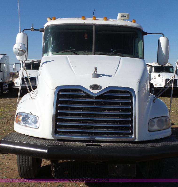 image for item L6516 2001 Mack CX613 semi truck