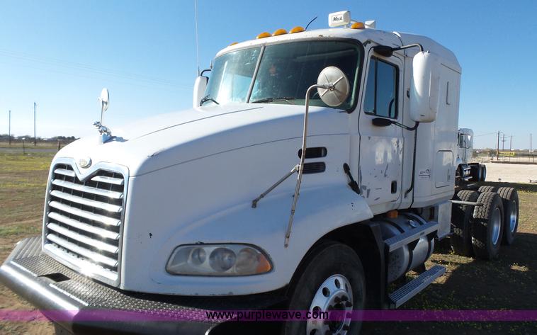 image for item L6516 2001 Mack CX613 semi truck