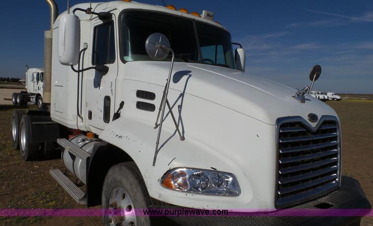 image for item L6516 2001 Mack CX613 semi truck