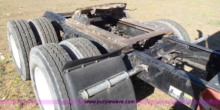 image for item L6516 2001 Mack CX613 semi truck