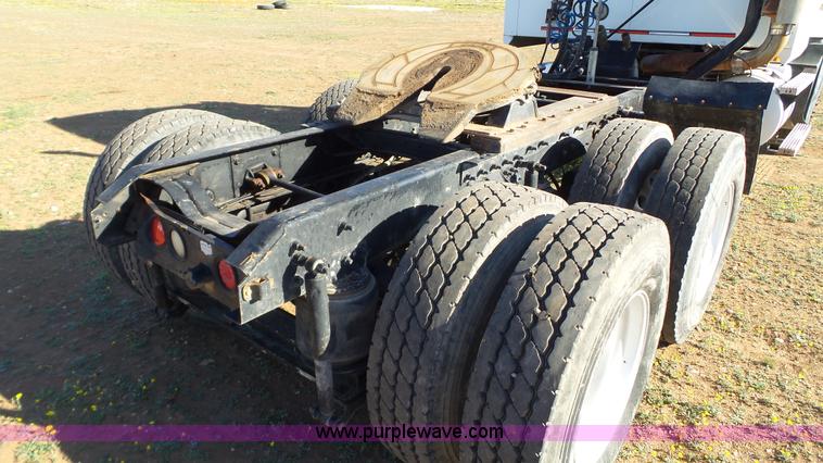 image for item L6516 2001 Mack CX613 semi truck