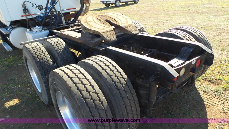 image for item L6516 2001 Mack CX613 semi truck