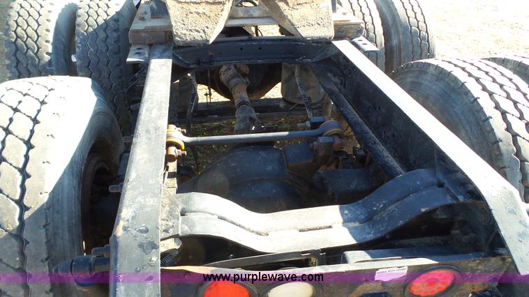 image for item L6516 2001 Mack CX613 semi truck