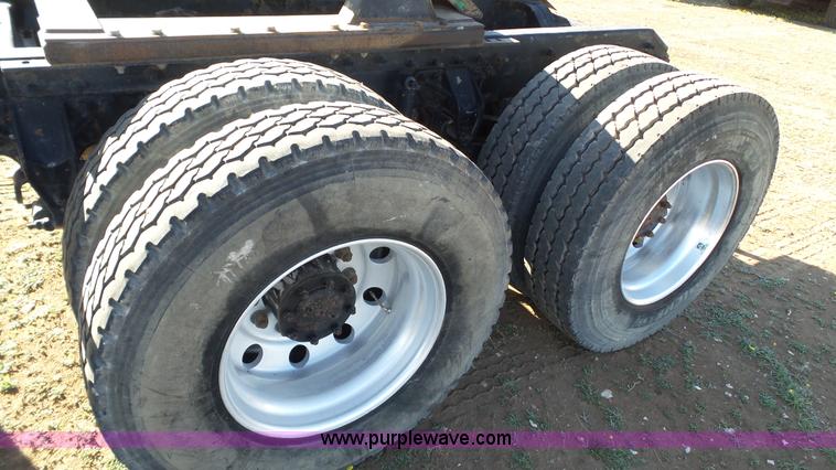 image for item L6516 2001 Mack CX613 semi truck