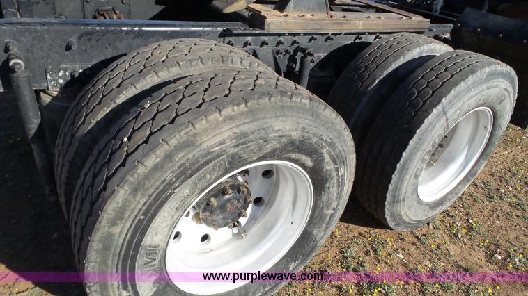 image for item L6516 2001 Mack CX613 semi truck