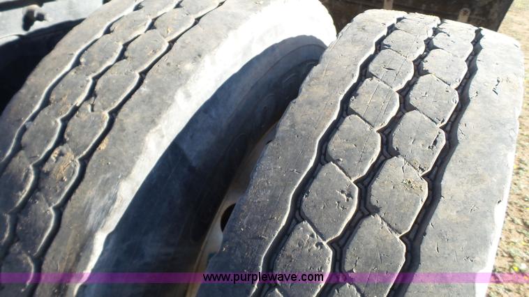 image for item L6516 2001 Mack CX613 semi truck