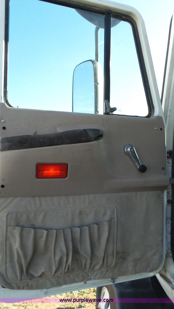 image for item L6516 2001 Mack CX613 semi truck