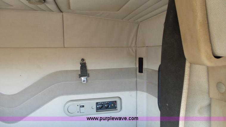 image for item L6516 2001 Mack CX613 semi truck