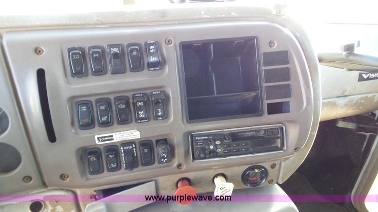 image for item L6516 2001 Mack CX613 semi truck