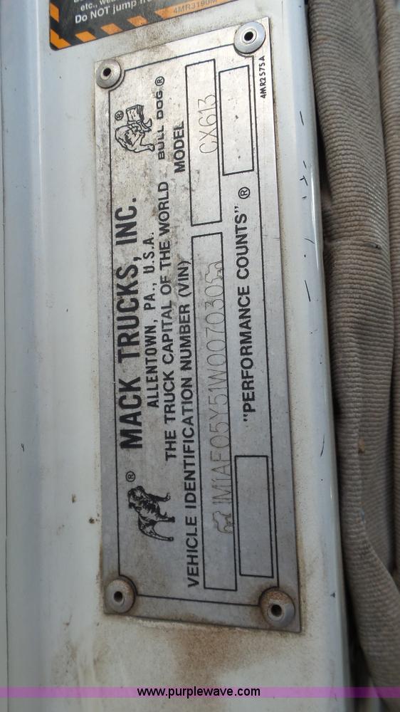 image for item L6516 2001 Mack CX613 semi truck