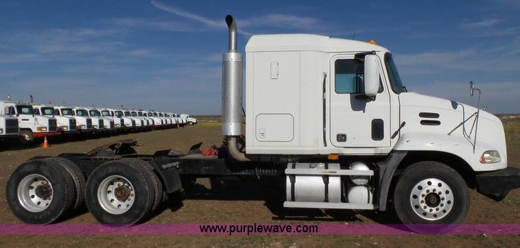 image for item L6517 2001 Mack CX613 semi truck