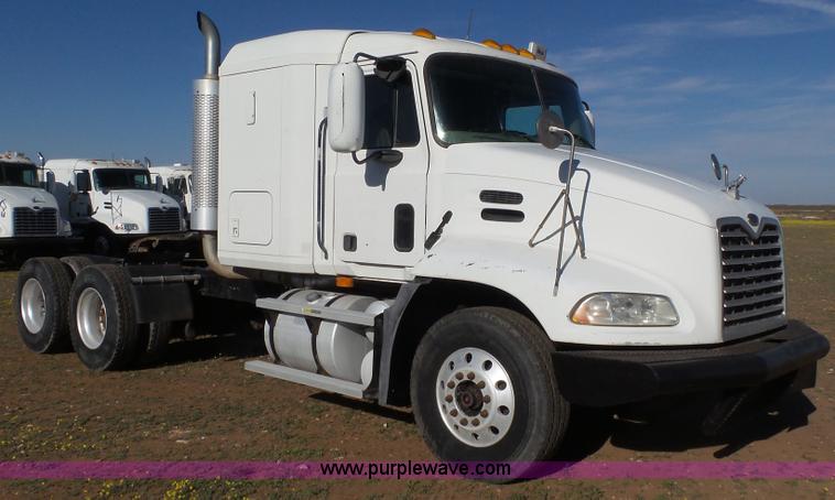image for item L6517 2001 Mack CX613 semi truck