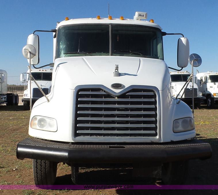 image for item L6517 2001 Mack CX613 semi truck