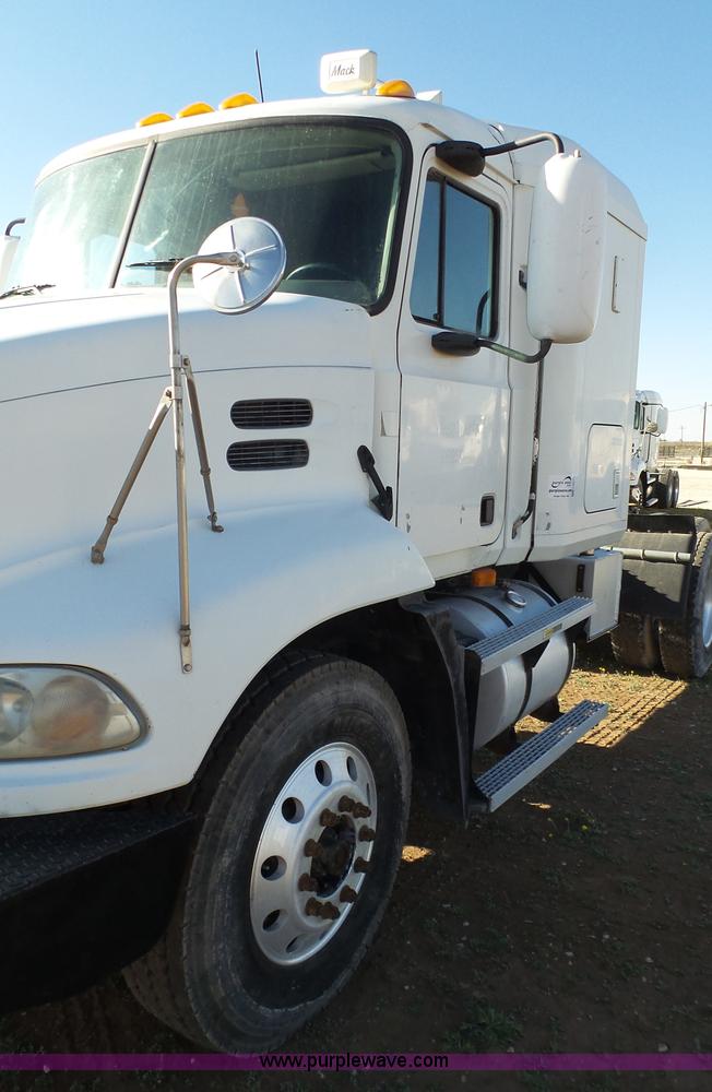 image for item L6517 2001 Mack CX613 semi truck