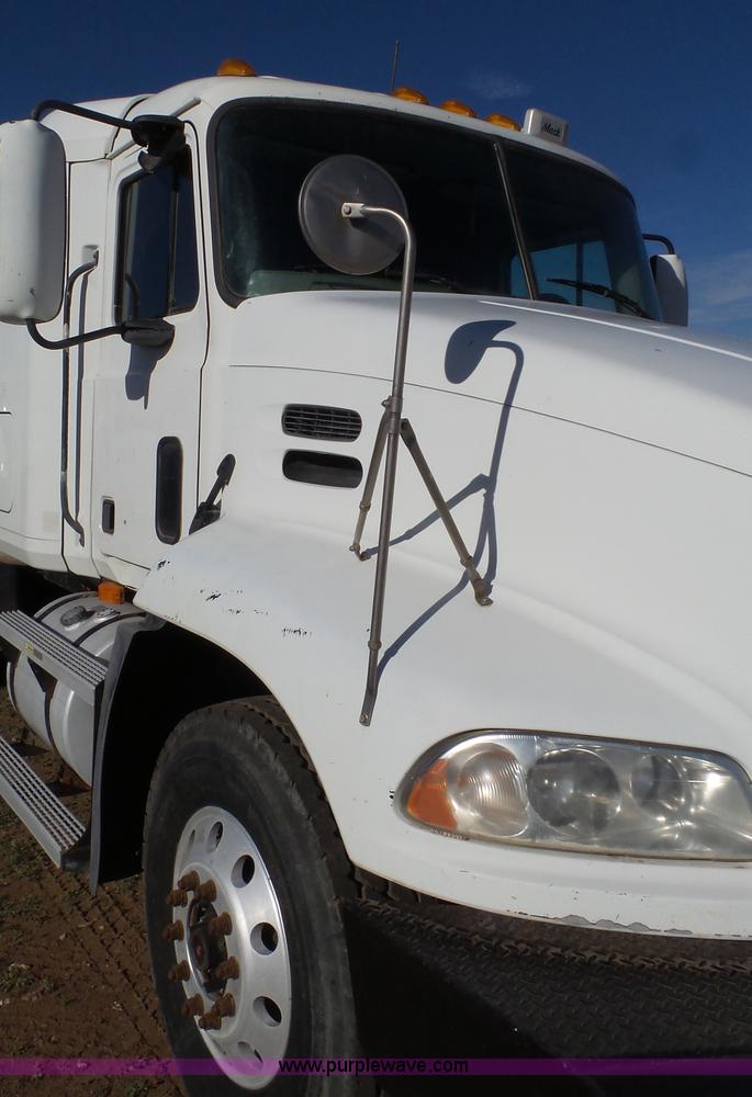 image for item L6517 2001 Mack CX613 semi truck