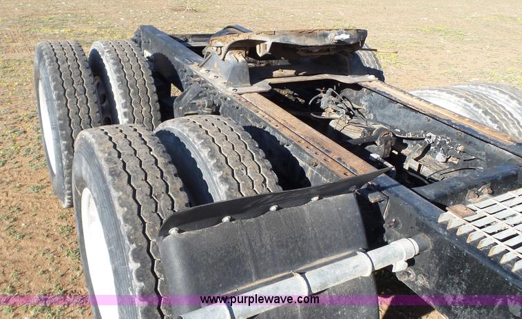 image for item L6517 2001 Mack CX613 semi truck