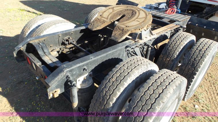 image for item L6517 2001 Mack CX613 semi truck