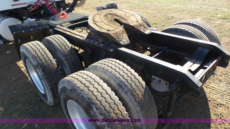 image for item L6517 2001 Mack CX613 semi truck