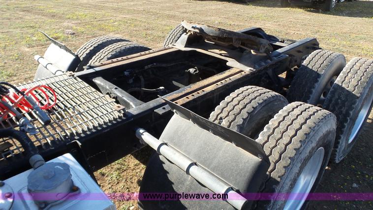 image for item L6517 2001 Mack CX613 semi truck