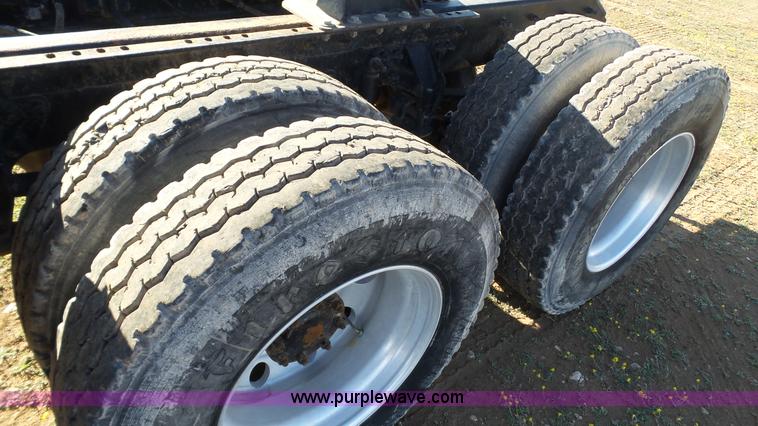 image for item L6517 2001 Mack CX613 semi truck