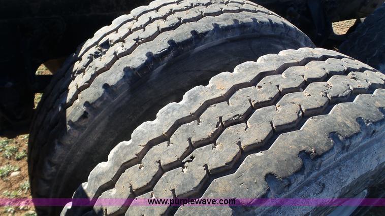 image for item L6517 2001 Mack CX613 semi truck