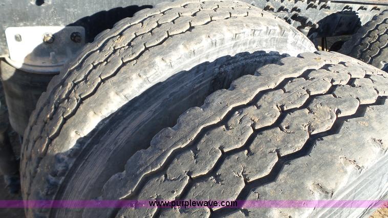 image for item L6517 2001 Mack CX613 semi truck