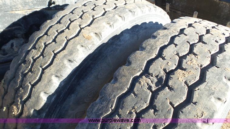 image for item L6517 2001 Mack CX613 semi truck