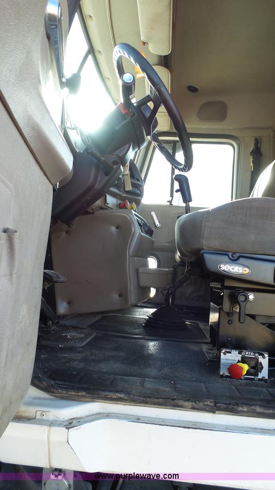 image for item L6517 2001 Mack CX613 semi truck