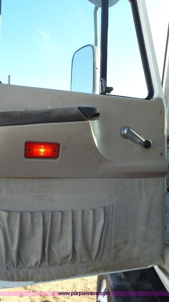 image for item L6517 2001 Mack CX613 semi truck