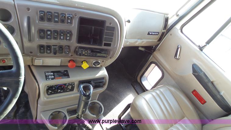 image for item L6517 2001 Mack CX613 semi truck