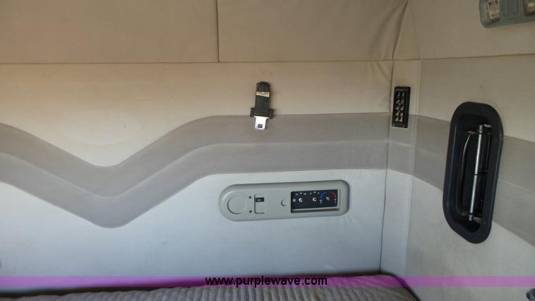 image for item L6517 2001 Mack CX613 semi truck