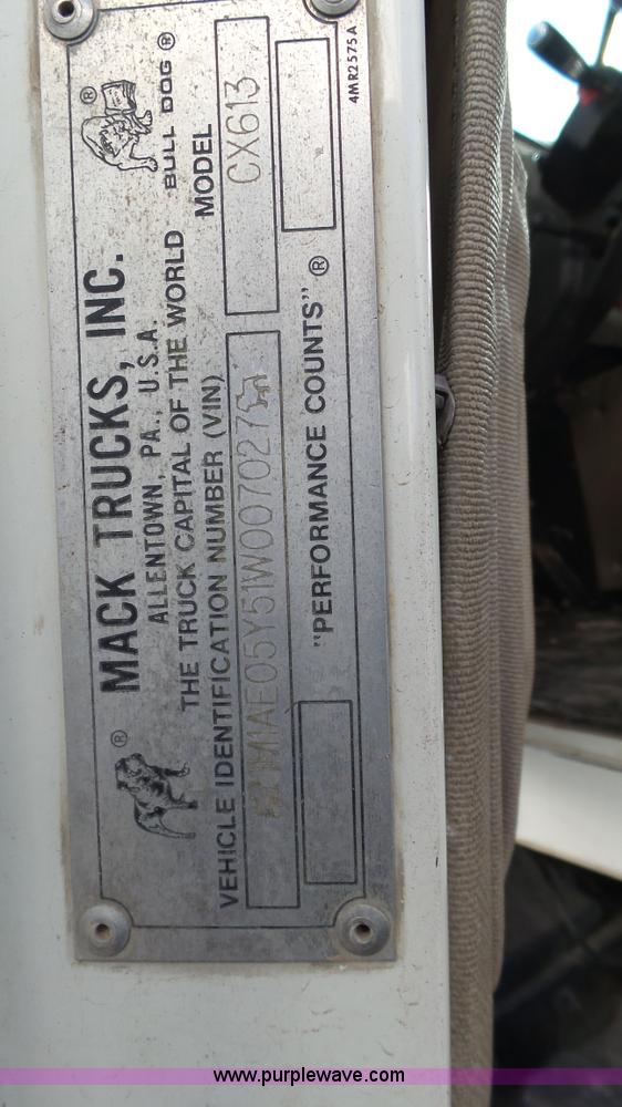 image for item L6517 2001 Mack CX613 semi truck