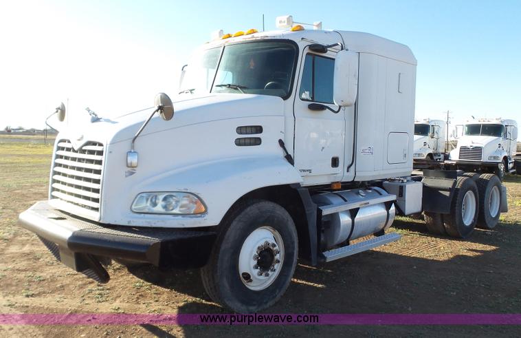 image for item L6518 2001 Mack CX613 semi truck