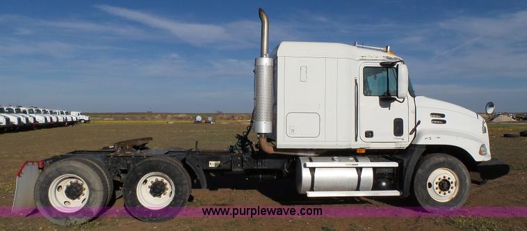 image for item L6518 2001 Mack CX613 semi truck