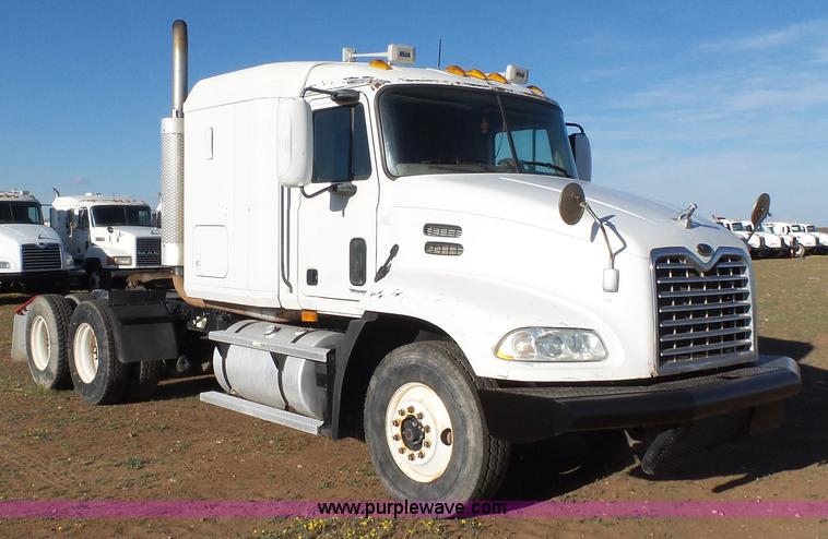 image for item L6518 2001 Mack CX613 semi truck