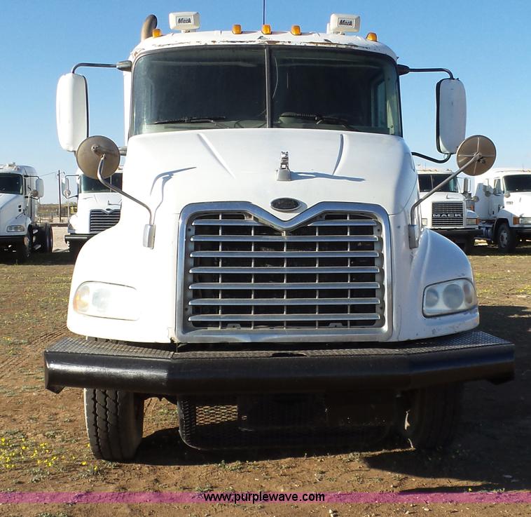 image for item L6518 2001 Mack CX613 semi truck