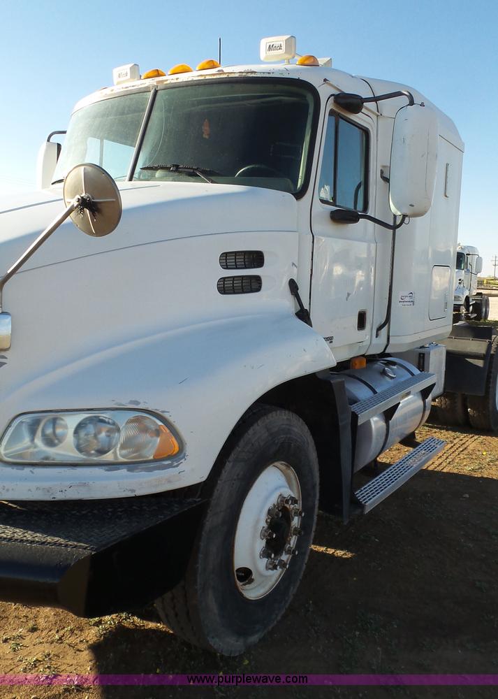 image for item L6518 2001 Mack CX613 semi truck