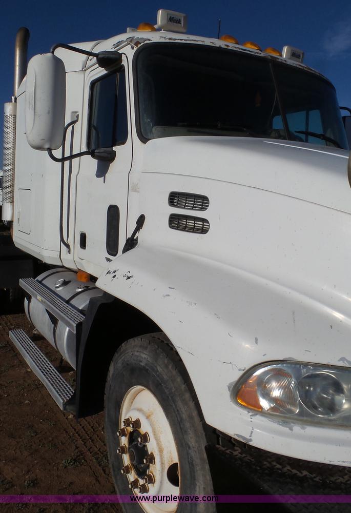 image for item L6518 2001 Mack CX613 semi truck