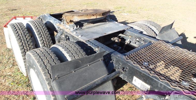 image for item L6518 2001 Mack CX613 semi truck