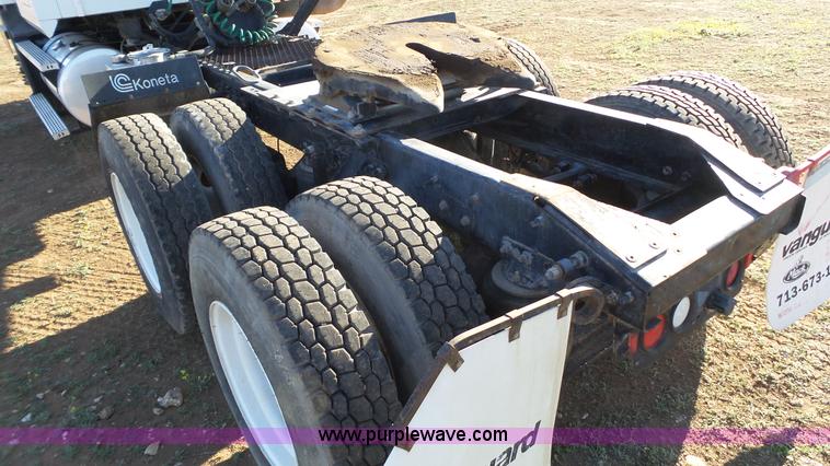 image for item L6518 2001 Mack CX613 semi truck