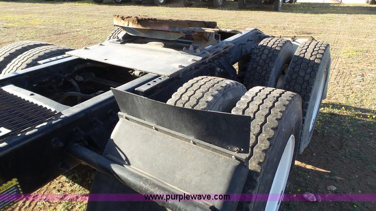 image for item L6518 2001 Mack CX613 semi truck